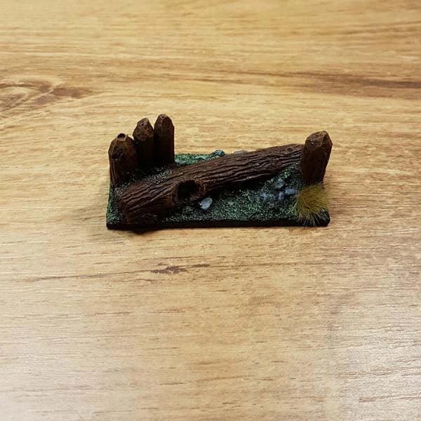 Barrikade Baumstämme Modell Offen