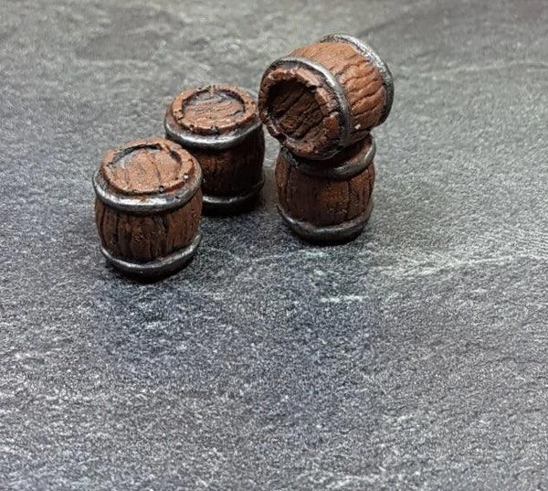 4 kleine Holzfässer